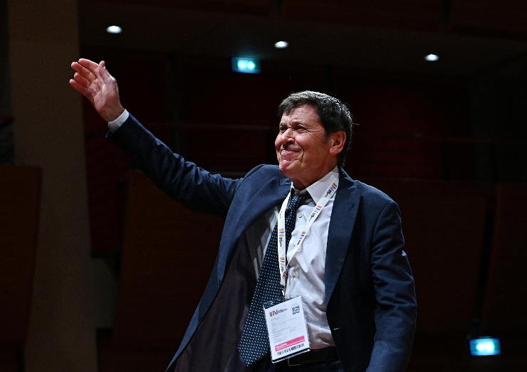 Gianni Morandi saluta il pubblico