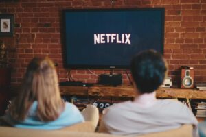 coppia davanti alla tv per vedere Netflix