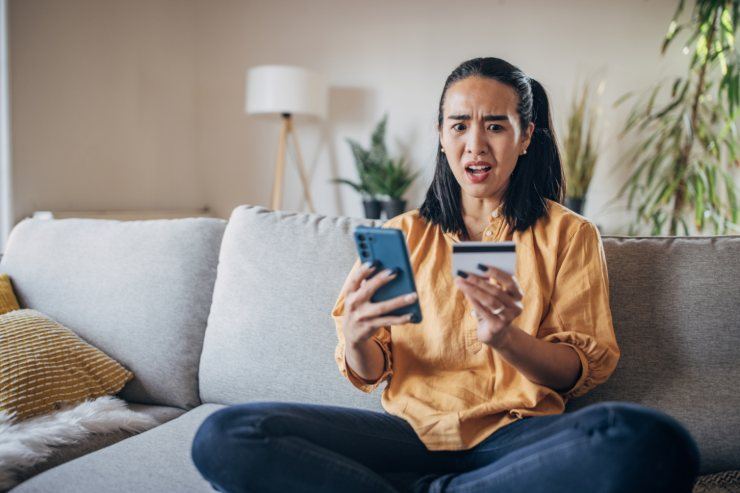 Ragazza truffata carta di credito e smartphone