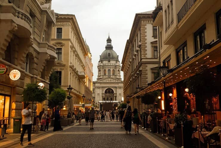 strada di Budapest con negozi