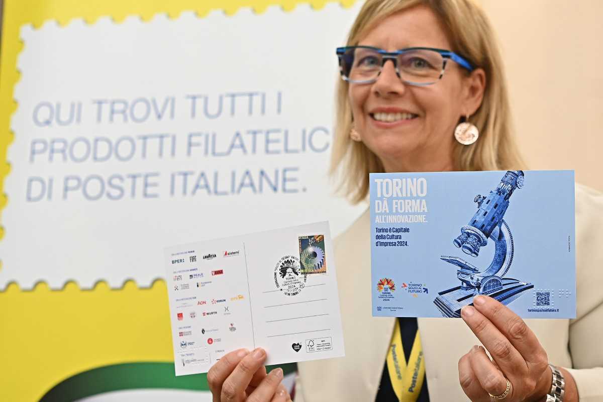 donna mostra due prodotti delle poste